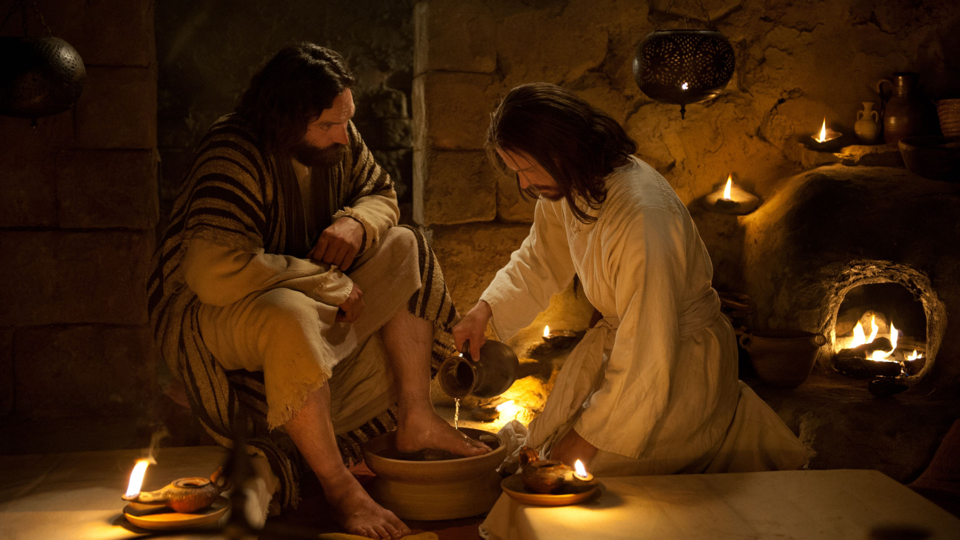 Christ washes the feet of Peter, his disciple.